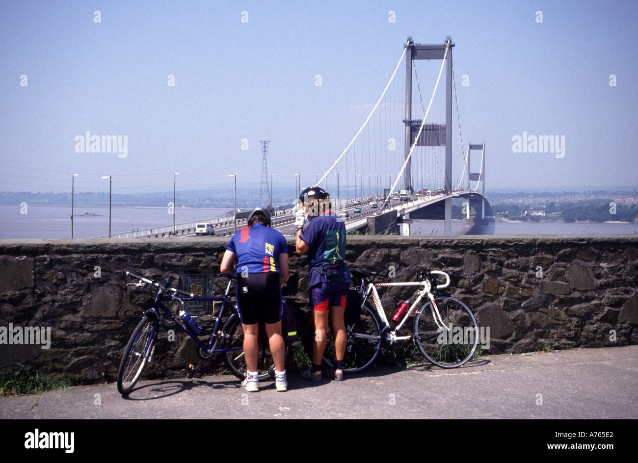Aust South Gloucestershire Radfahrer auf Sicht innerhalb von M48 motorway Service Area original Severn Bridge und South Wales Küste über England Großbritannien Stockfoto