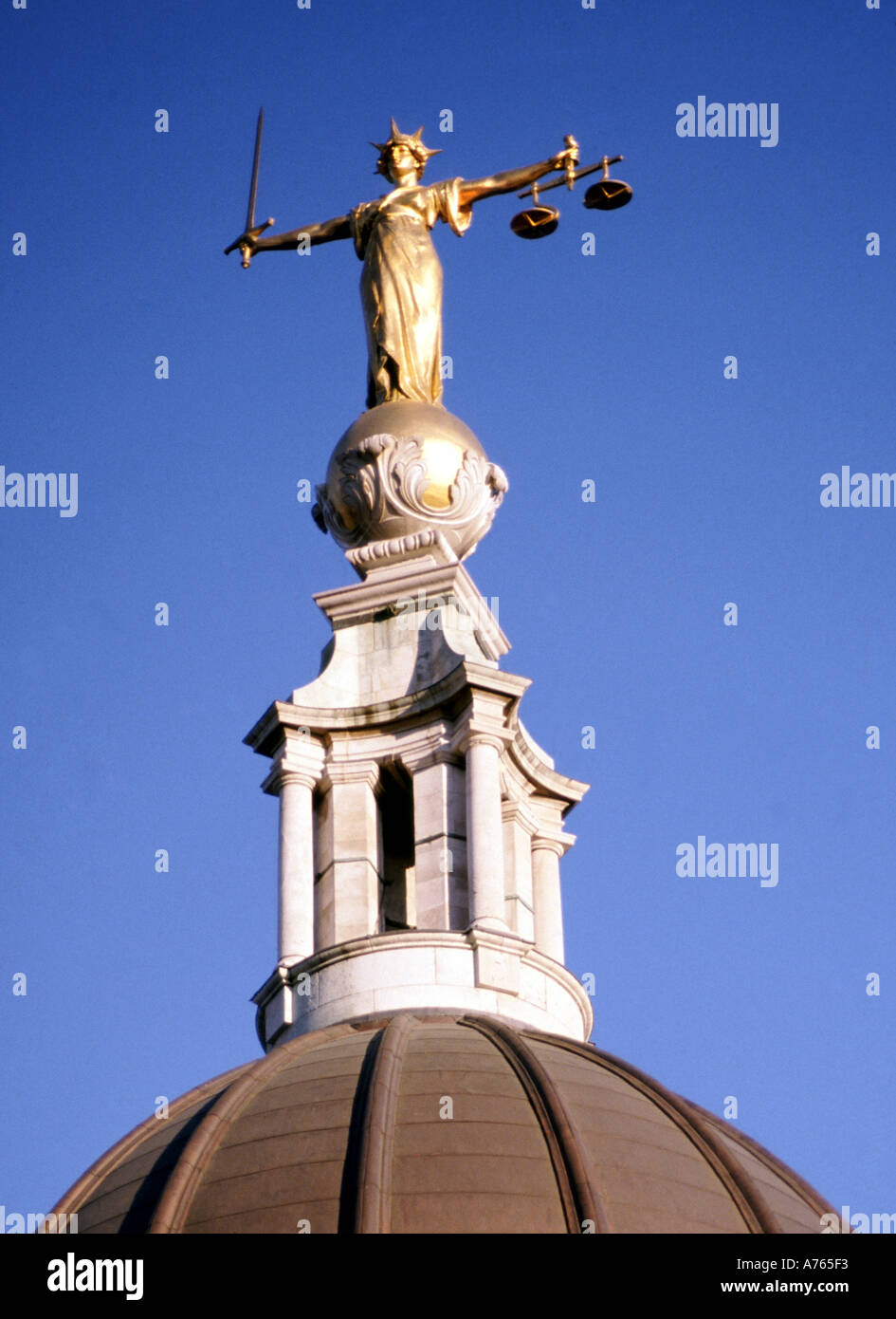 Bronze Statue Skulptur Lady Gerechtigkeit oder Waage der Gerechtigkeit holding Schwert über Old Bailey Gerichtsgebäude zentralen Strafgerichtshof in der Stadt London, Großbritannien Stockfoto