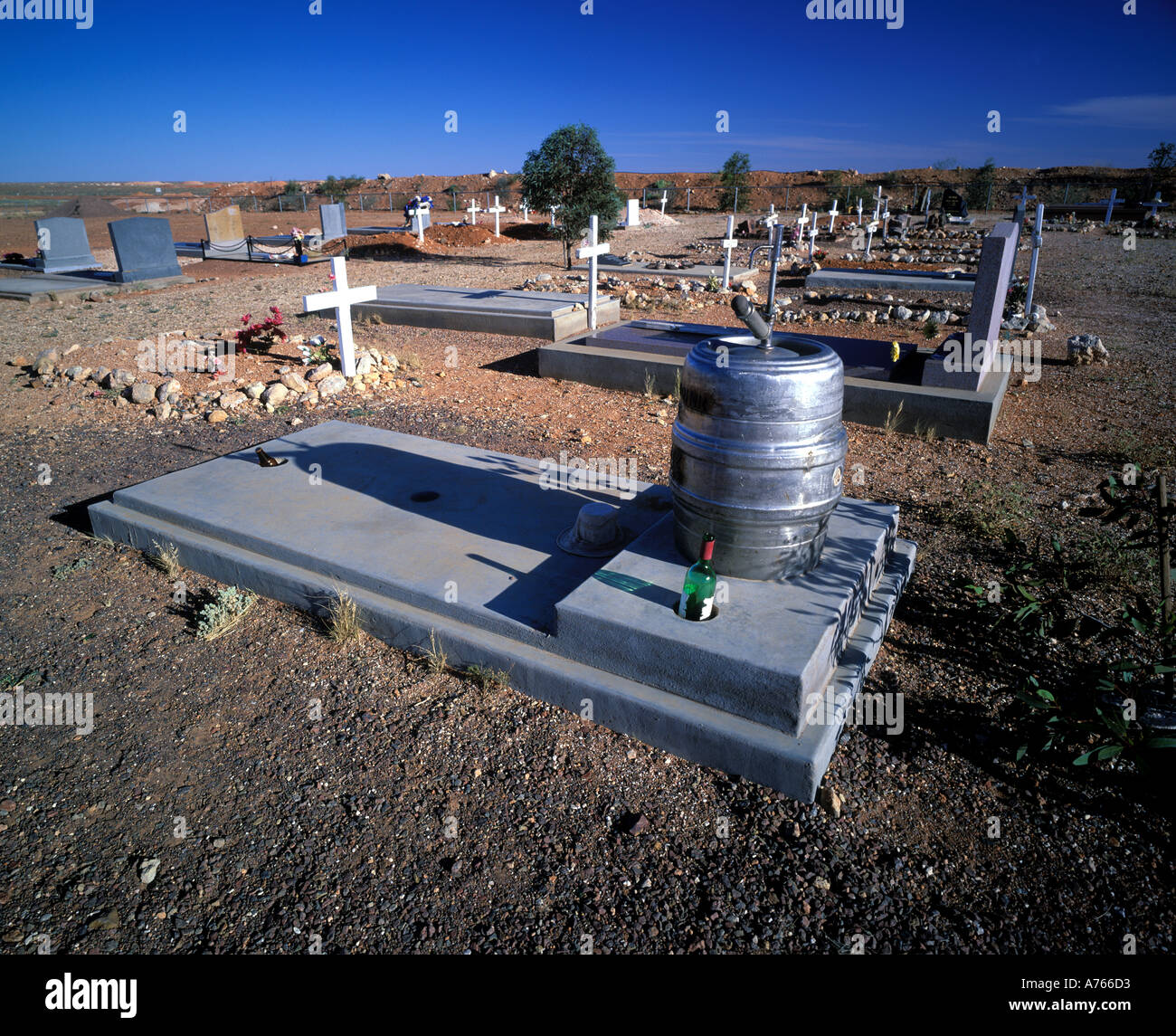 Ein Bierfass Grabstein auf ein Grab in Coober Pedy South Australia Stockfoto