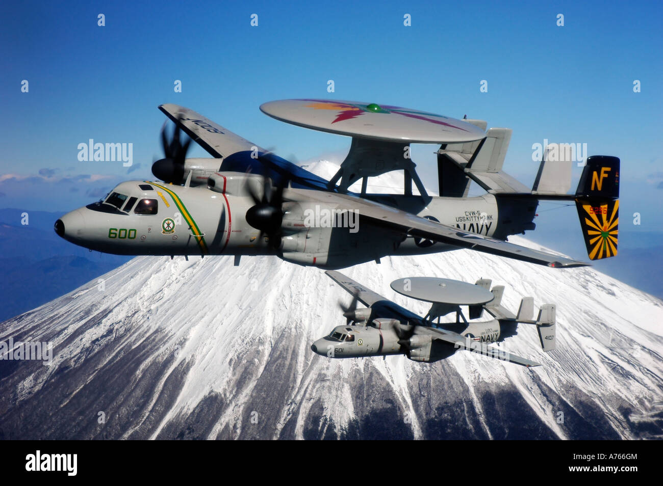 Zwei E - 2C Hawkeyes führen ein Vorbeiflug des Mount Fuji in Japan. Stockfoto