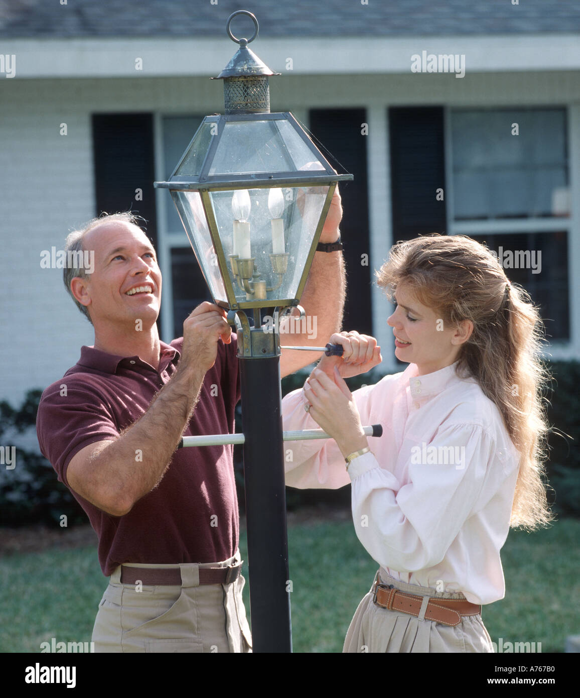 paar Installation Wagen Lampe vor neuen Domizil Stockfoto