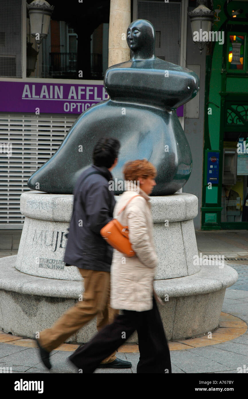 Frau des Bildhauers Indalecio Prieto Bürgermeister Straße PALENCIA Kastilien und Leon Region Spanien Stockfoto