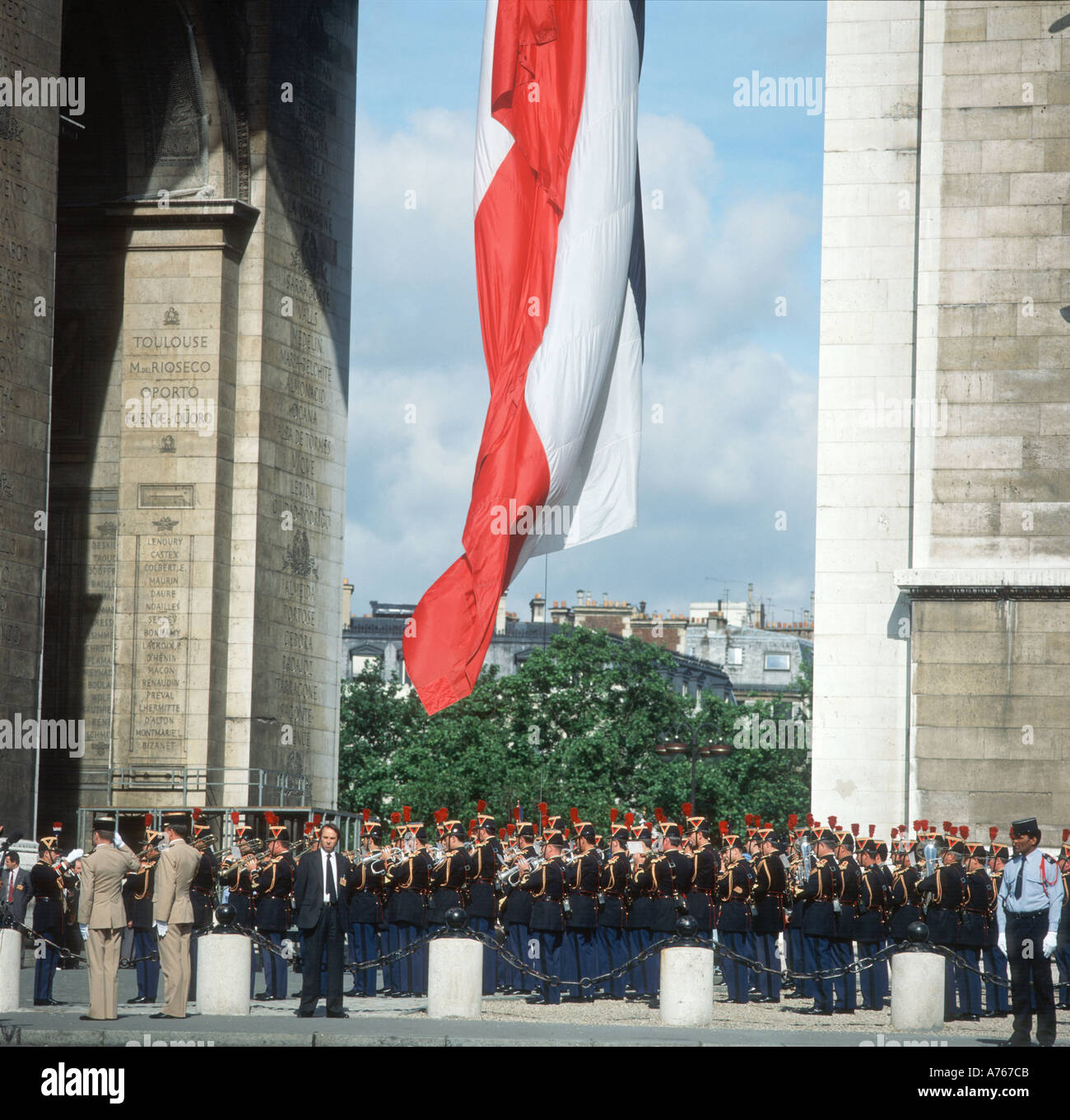 Militärische Feier am Arc de Triomphe Paris Frankreich Stockfoto