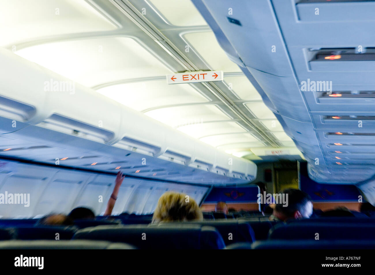 Nach oben auf die Ausfahrt aus einem SWA-Flug. Stockfoto