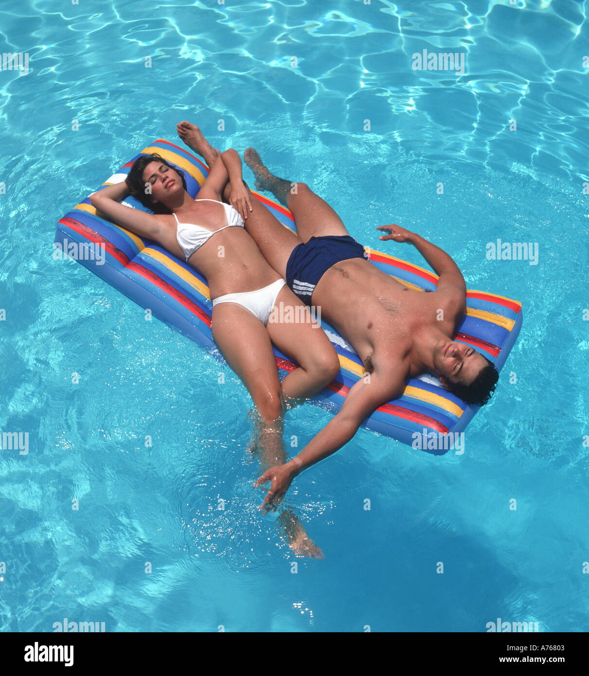 romantisch zu zweit teilen ein Floß in einem Schwimmbad Stockfotografie -  Alamy