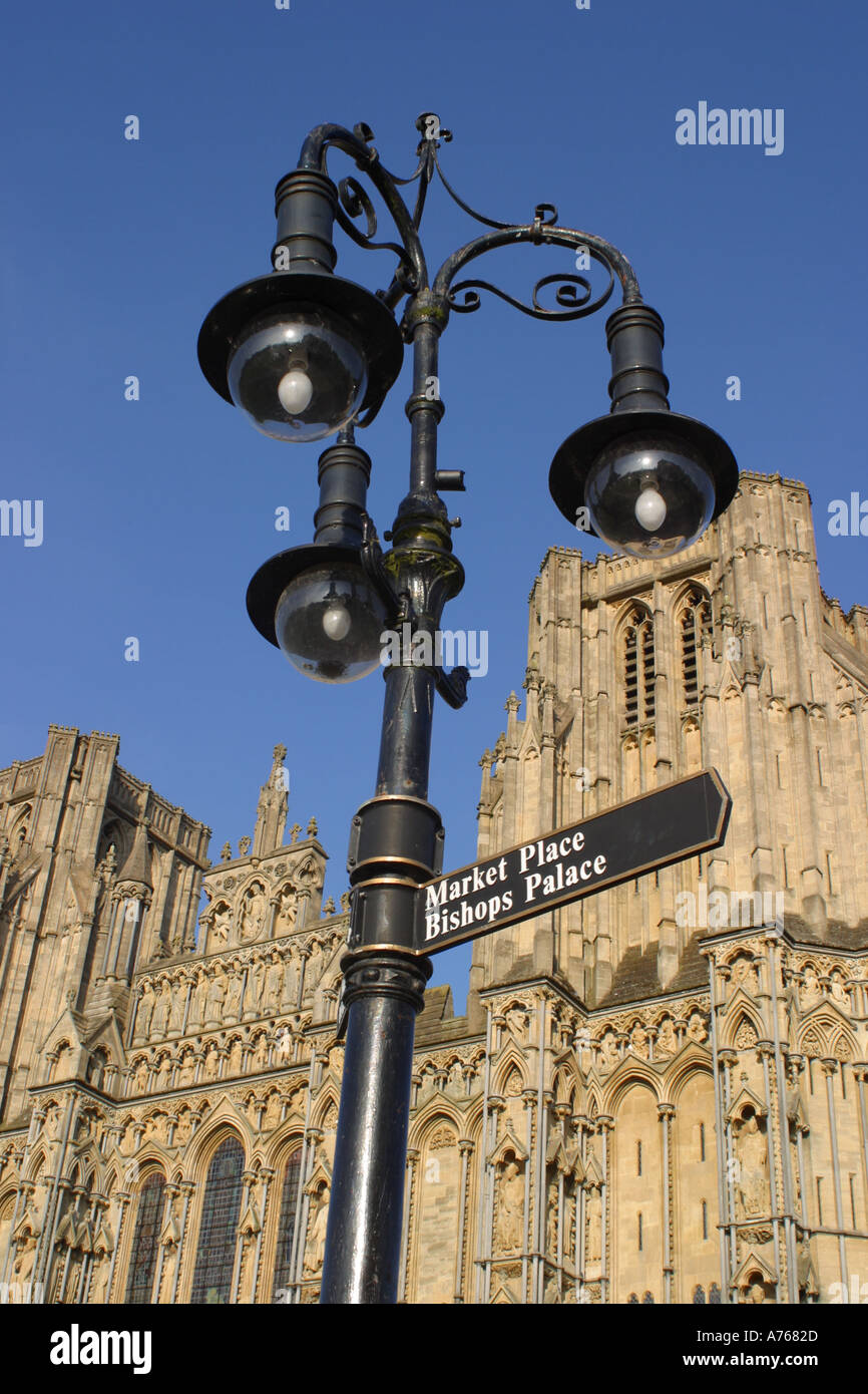 Wells Cathedral verzierten Lampost mit Zeichen außerhalb von Somerset England Stockfoto