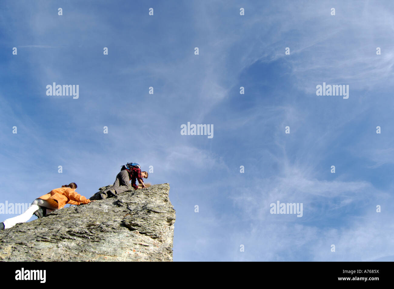 Junges Paar Klettern auf Berggipfel, niedrigen Winkel Ansicht Stockfoto