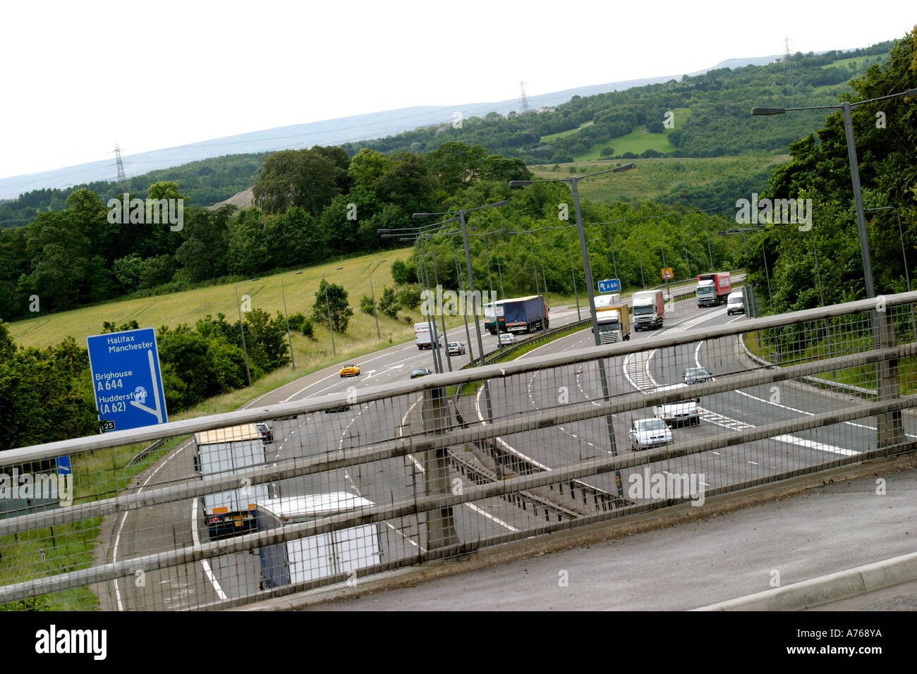 Autobahn M62 Yorkshire-Blick von der Brücke in Richtung Kreuzung 25 Moderate Traffic-Volumen Stockfoto