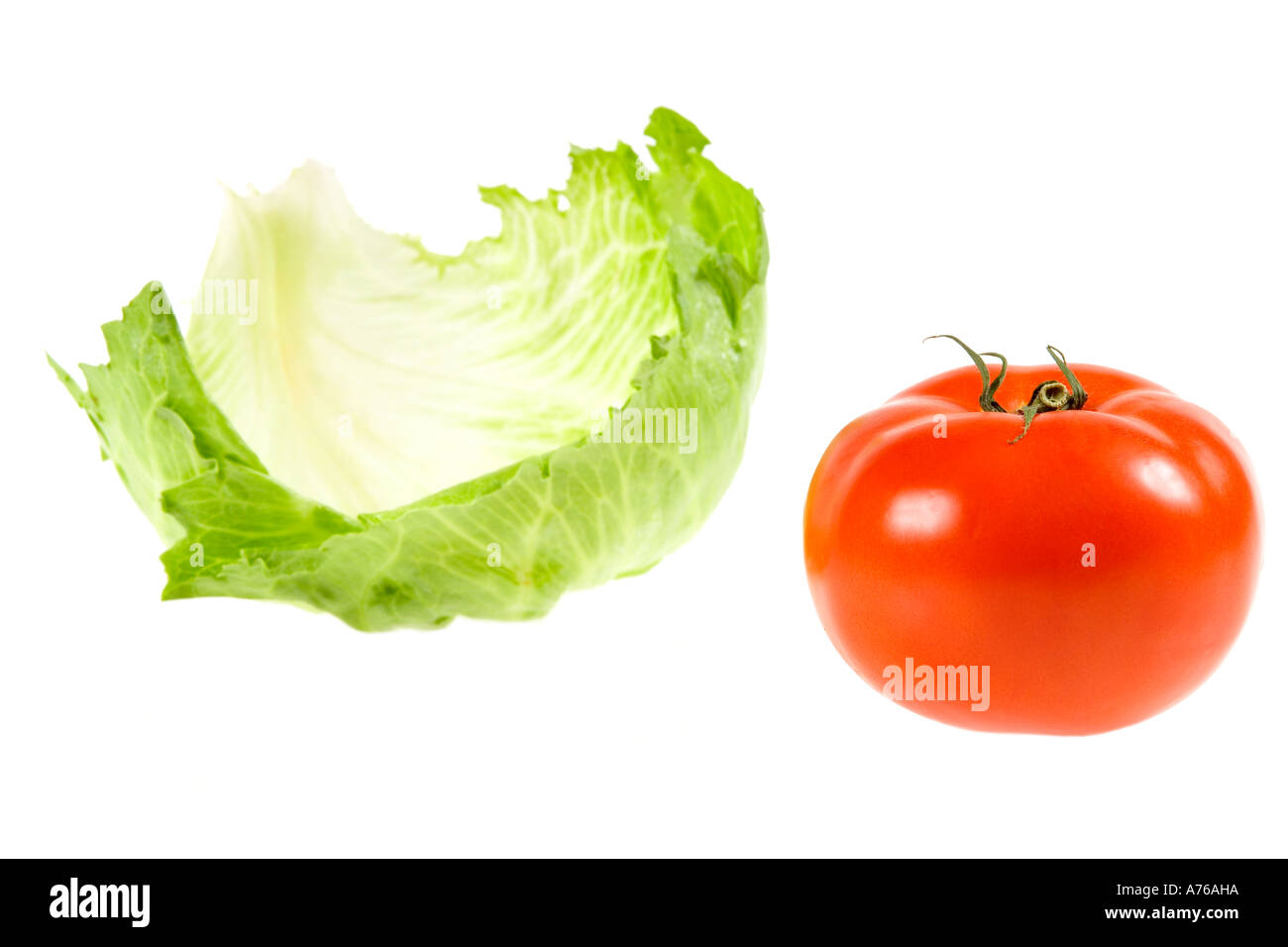 Salatblatt und Tomate auf einer rein weißen Hintergrund. Stockfoto