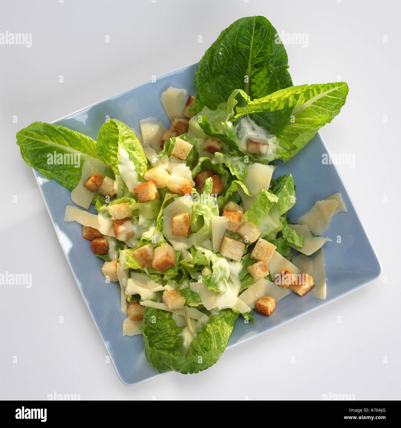 Salat auf Teller mit gebratenem Brot und Soße, Cesar´s Salat, erhöht, Ansicht Stockfoto