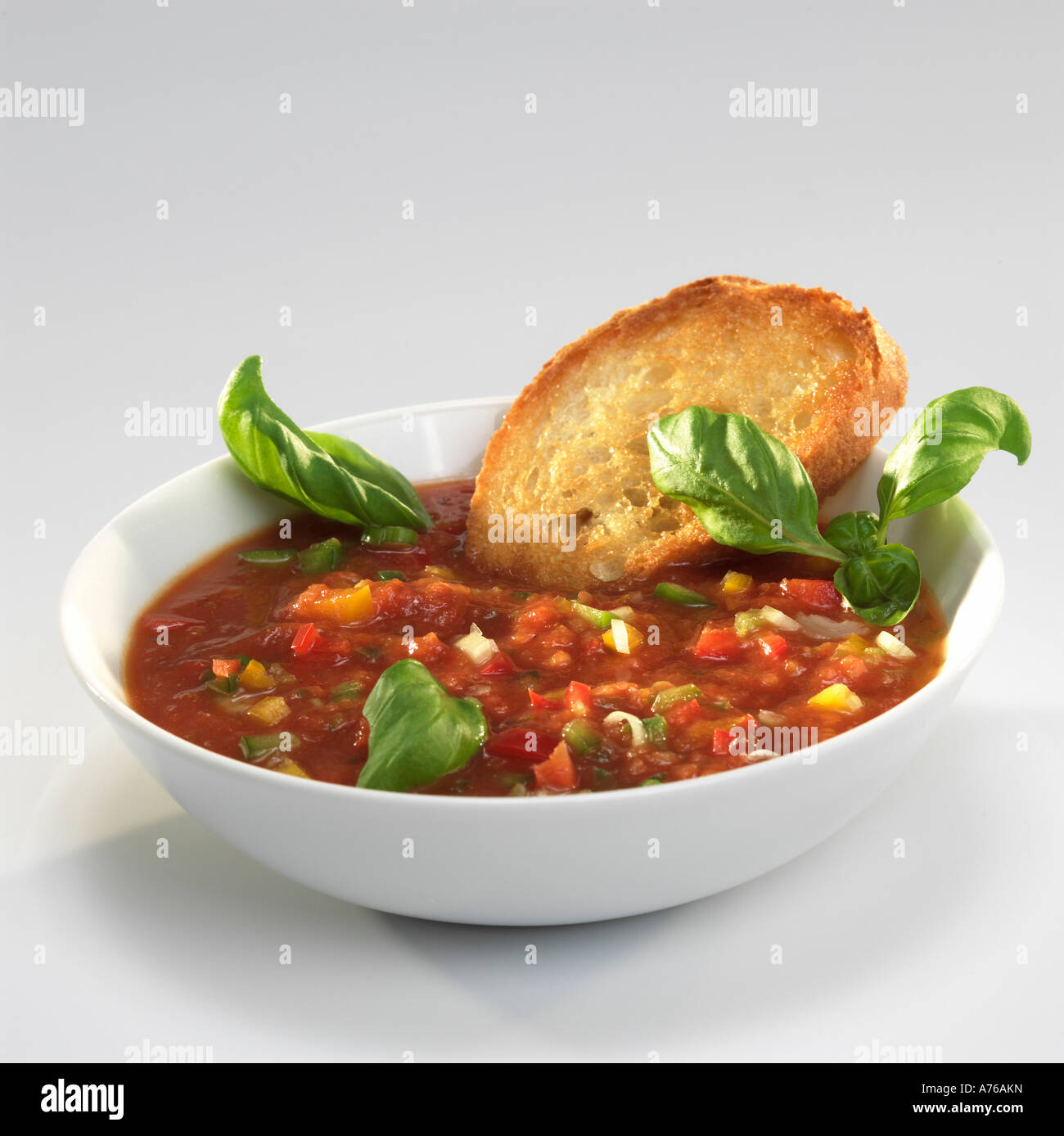 Gazpacho, spanische kalte Tomatensuppe in Schüssel Stockfoto