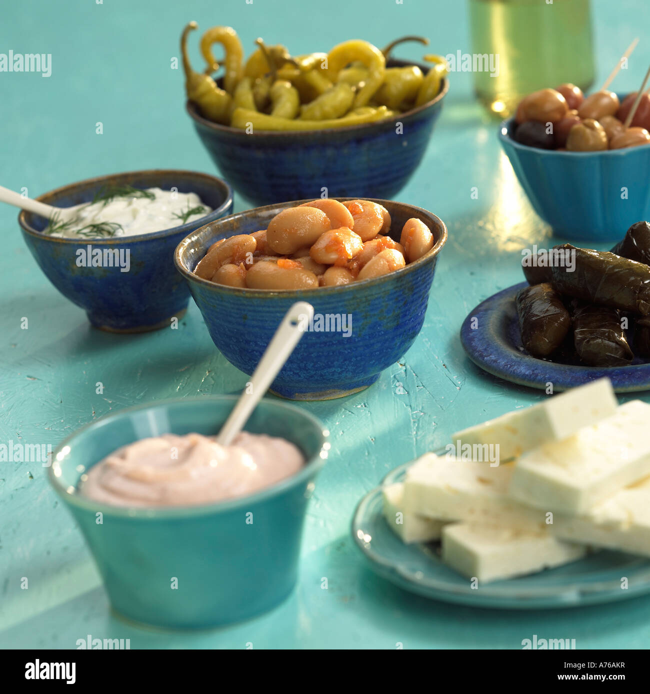 Griechische Vorspeisen, Feta-Käse, Taramas, Tsatsiki und eingelegtes Gemüse Stockfoto