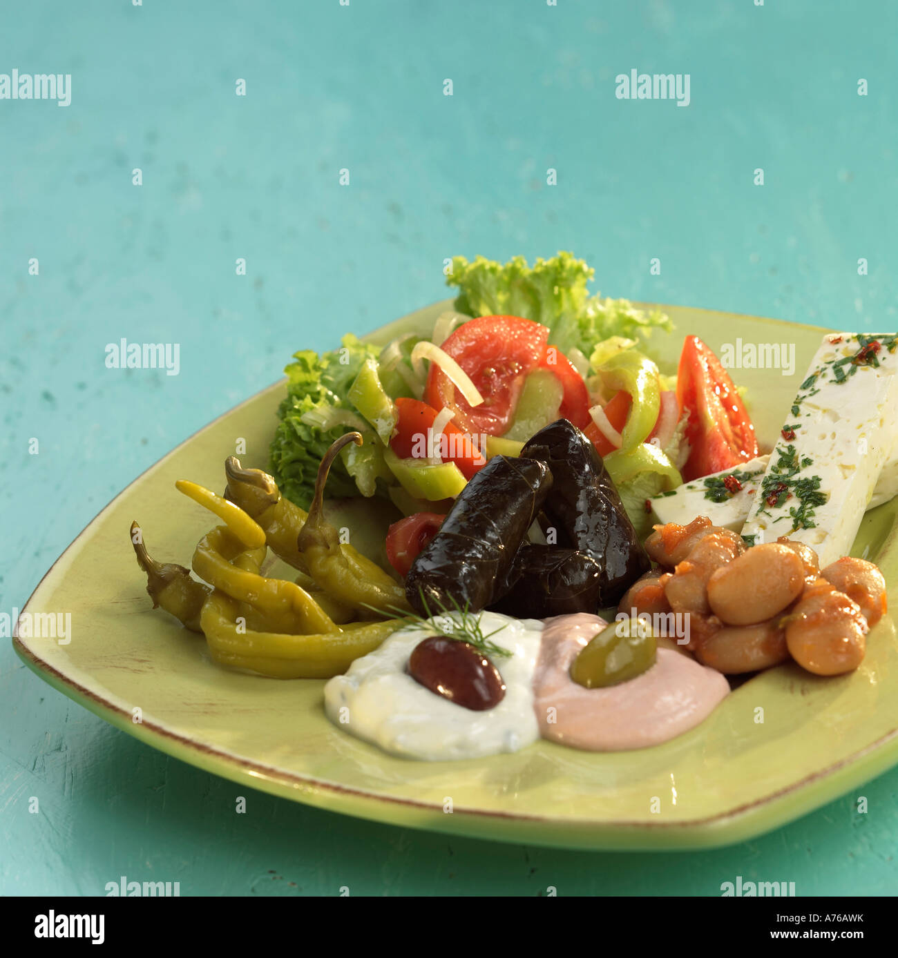 Griechische Vorspeisen, Feta-Käse, Taramas, Tsatsiki und eingelegtes Gemüse Stockfoto