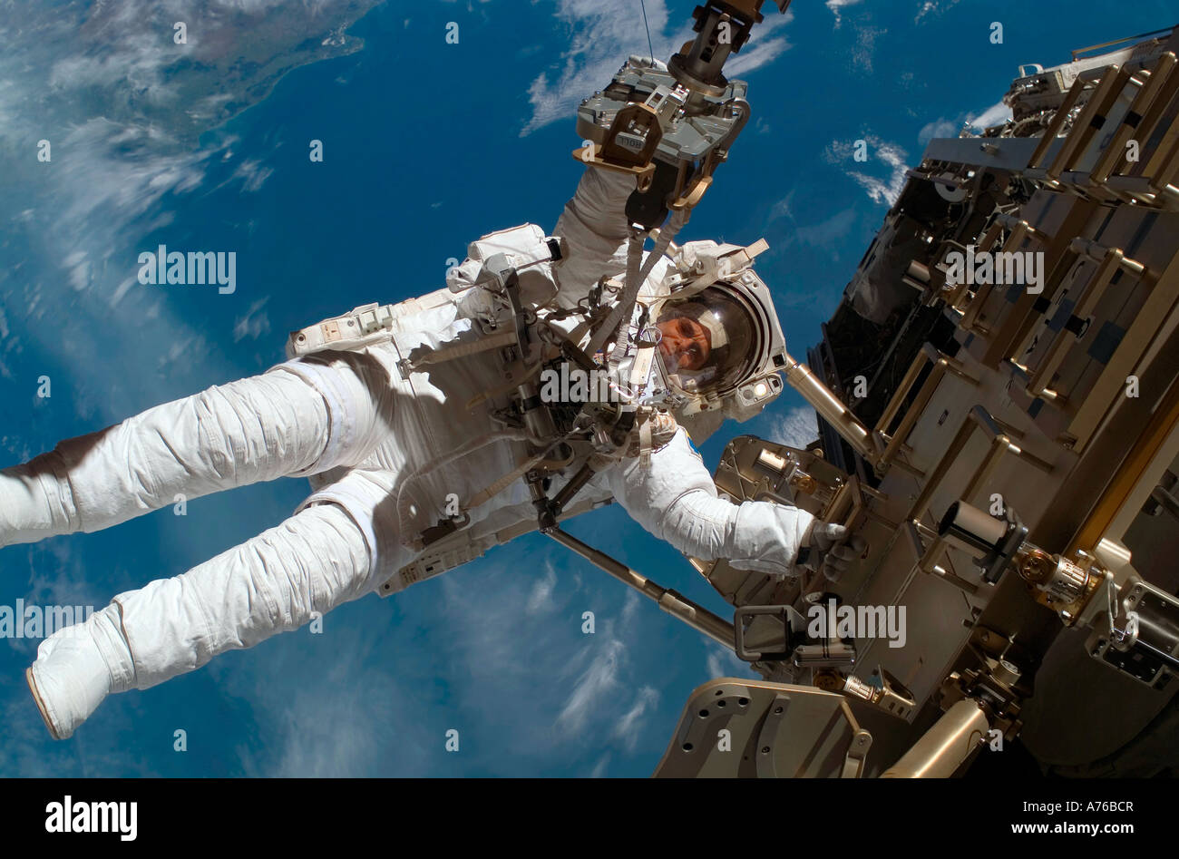 European Space Agency STS-116 Missionsspezialisten, beteiligt sich an der Mission Extravehicular Tätigkeit. Stockfoto