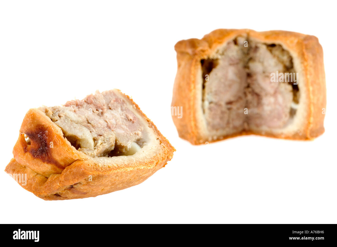 Ganze Melton Mowbray Pork Pie mit einer Scheibe auf einem reinen weißen Hintergrund ausschneiden. Stockfoto