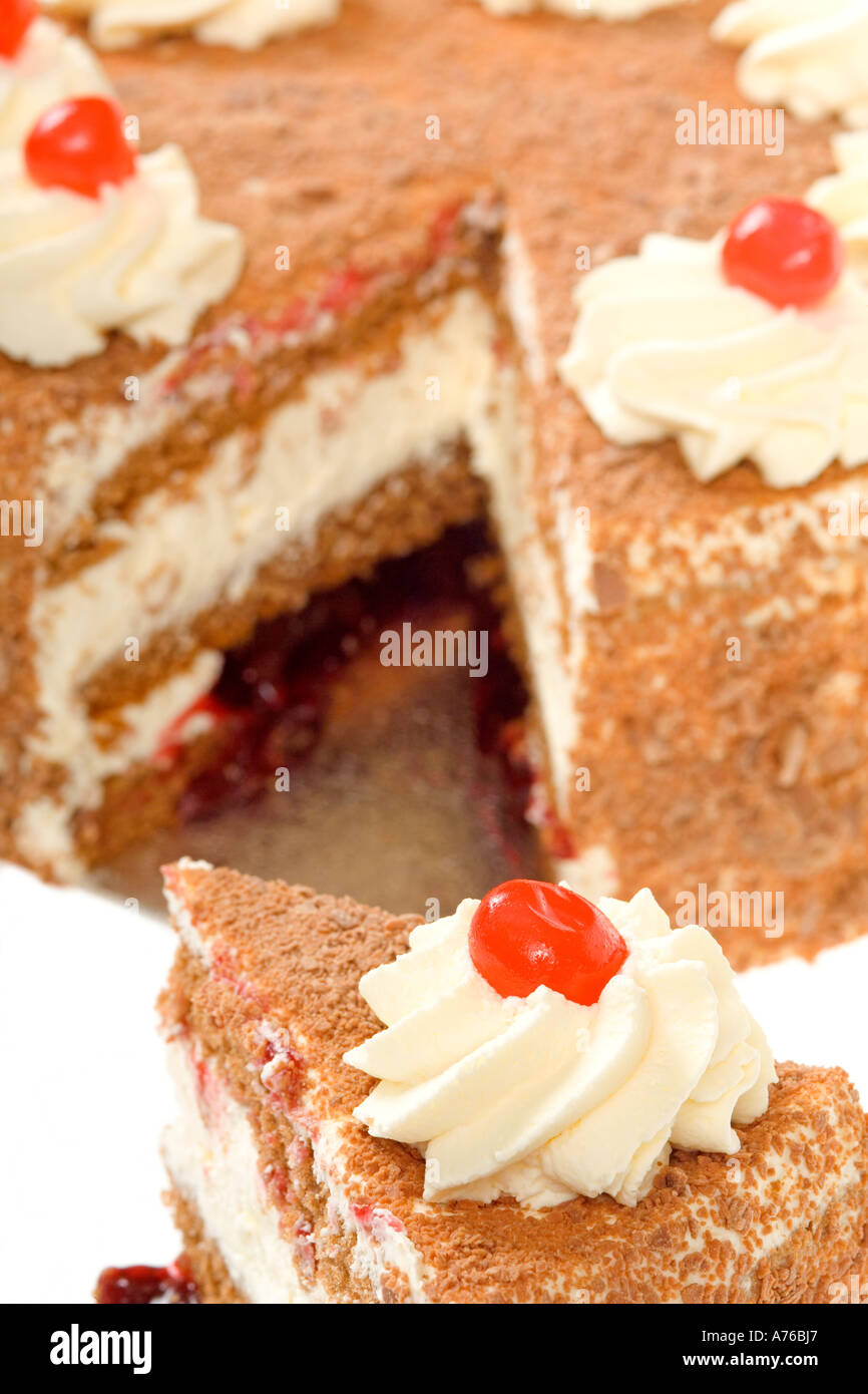 Hautnah auf eine Torte mit einer Scheibe auf einem reinen weißen Hintergrund ausschneiden. Stockfoto