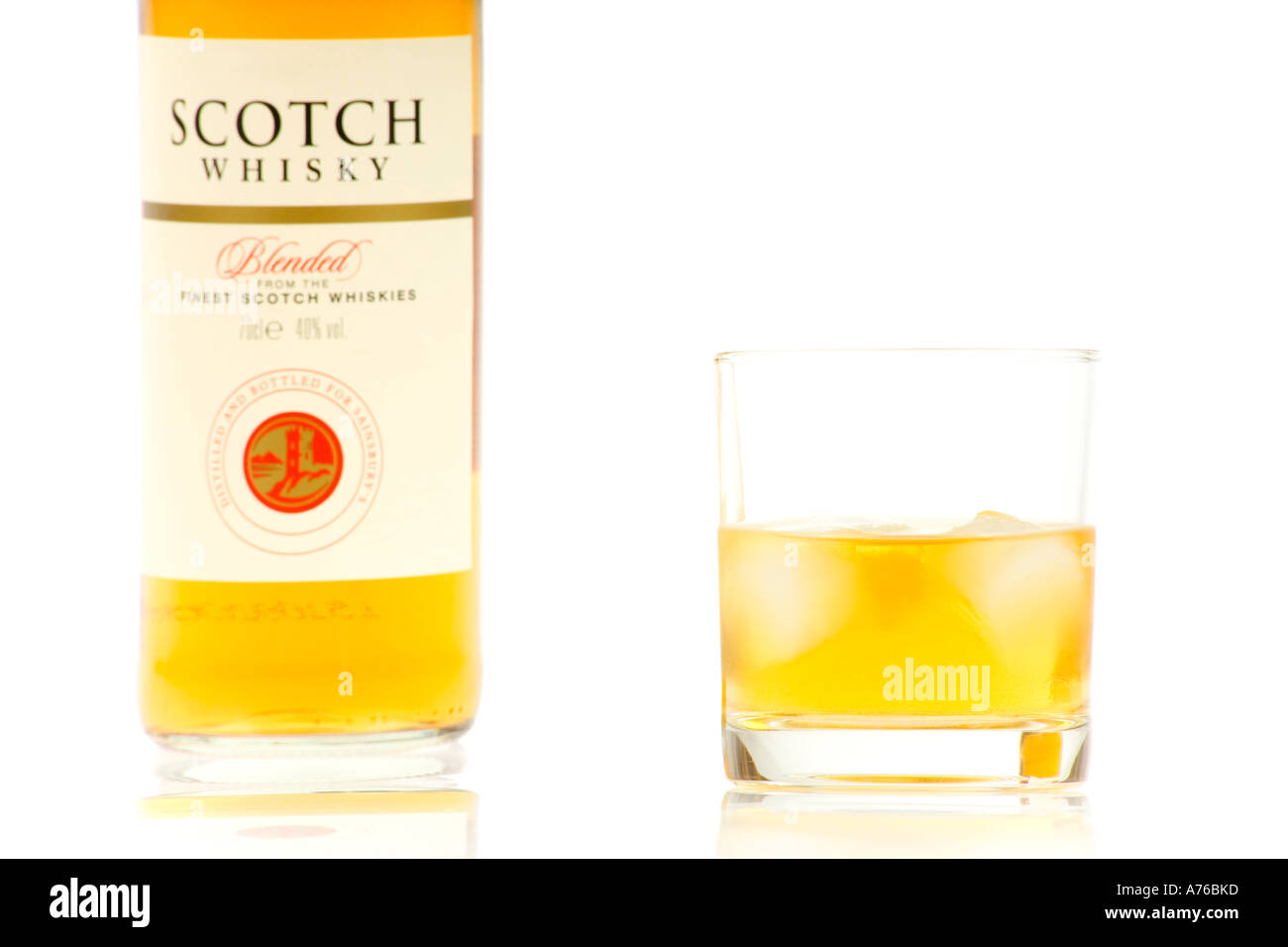 Scotch Whisky in ein Glas mit Eis und eine Flasche auf einem reinen weißen Hintergrund. Stockfoto