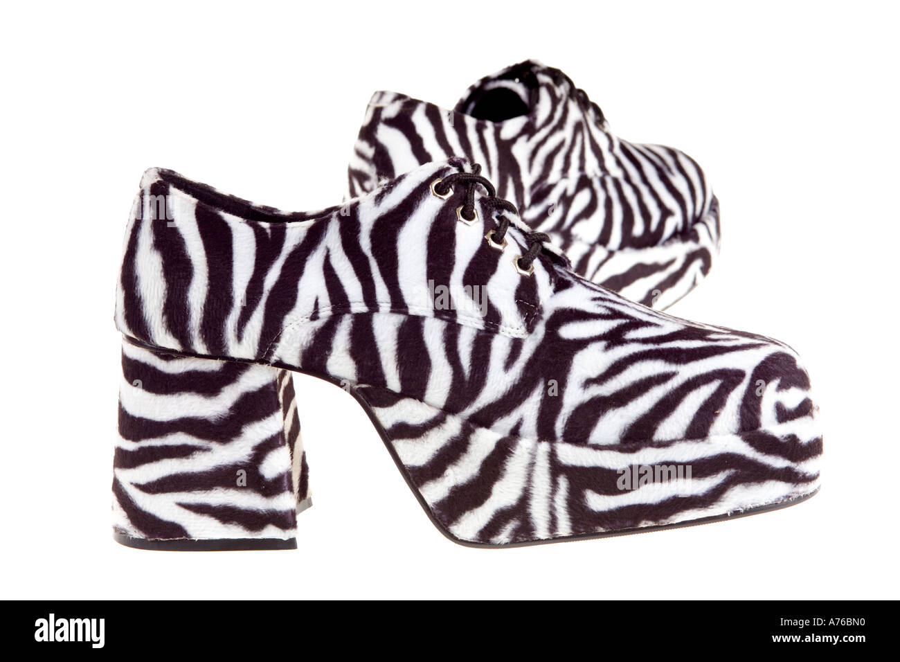 Gefälschte Zebra Fell Plateau-Schuhe auf einem reinen weißen Hintergrund  Stockfotografie - Alamy