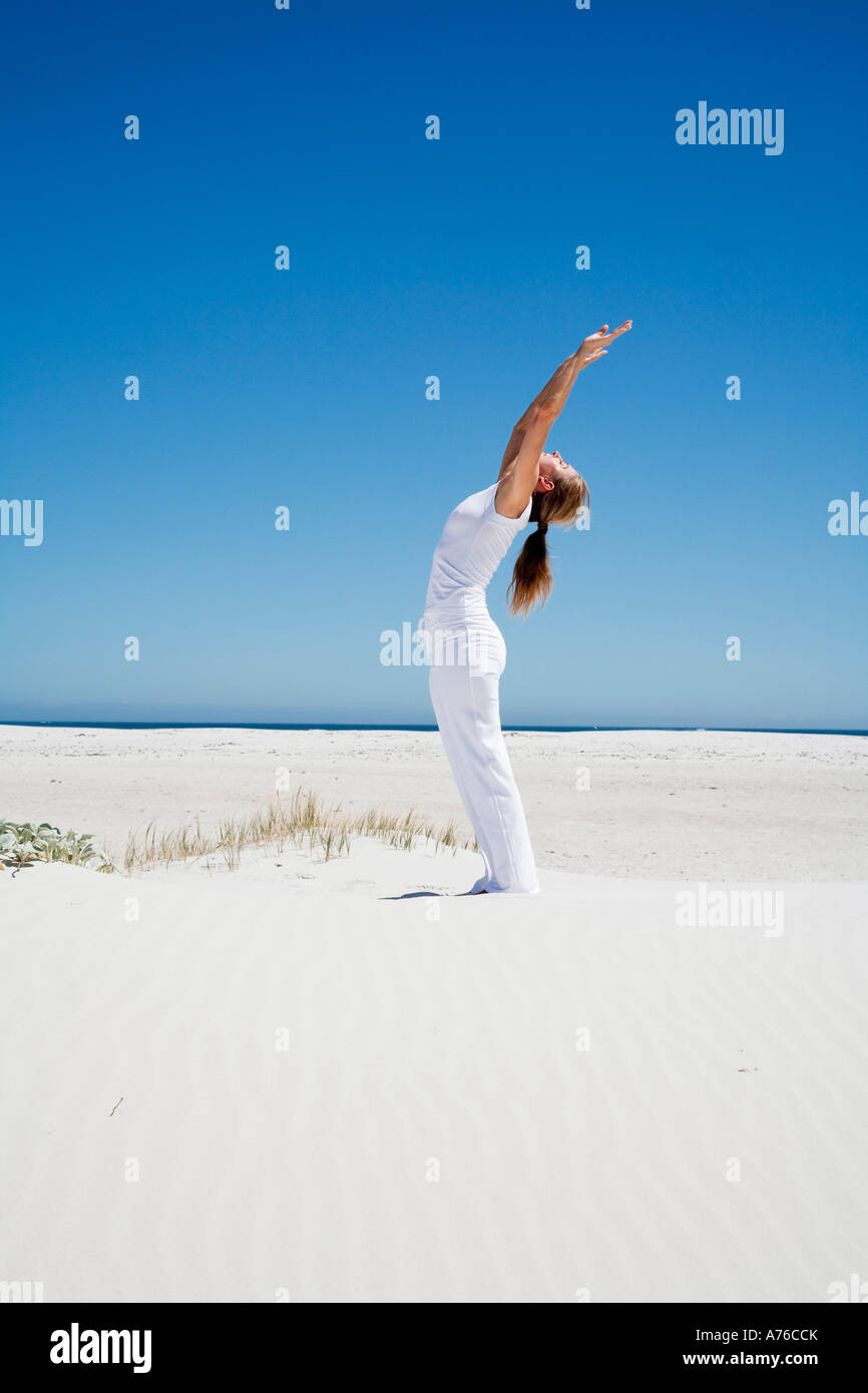 Frau, die Ausübung von Yoga am Strand Stockfoto