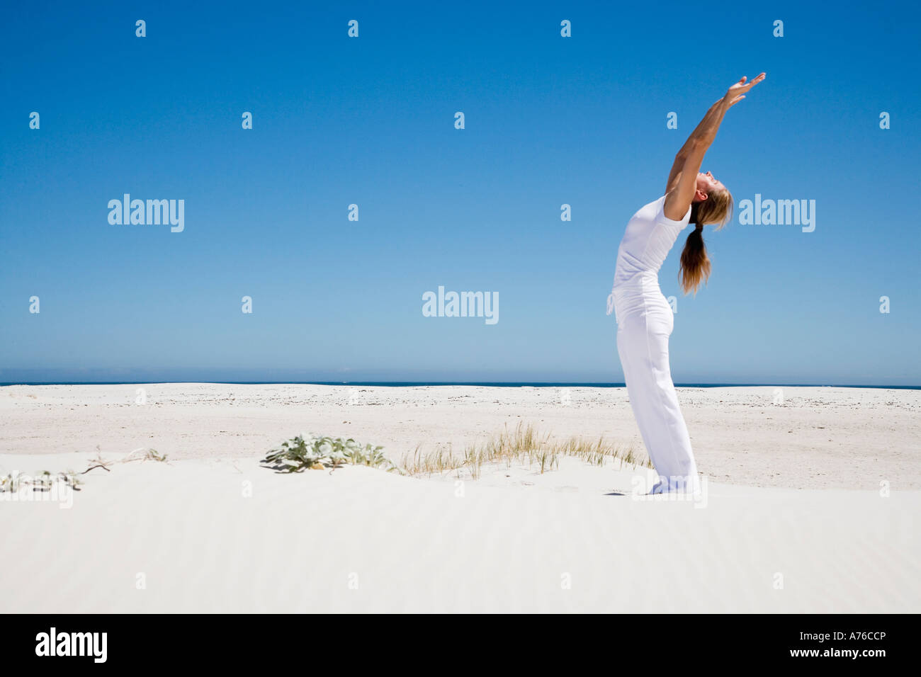 Frau, die Ausübung von Yoga am Strand Stockfoto