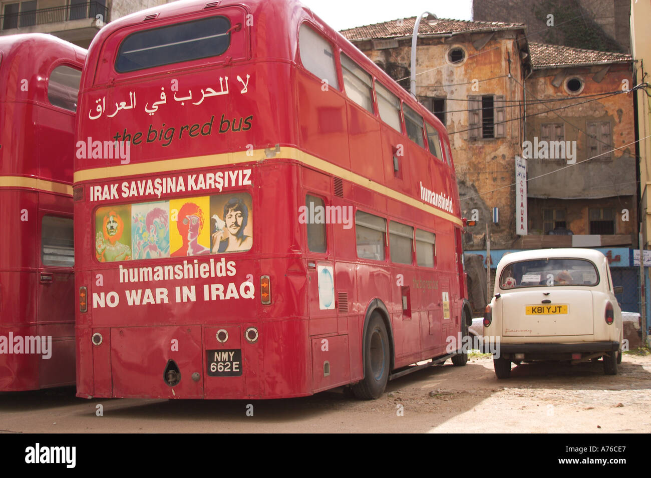 Zwei Londoner Doppeldeckerbusse getrieben von Besitzer Joe Letts und Friedensaktivist Ube Evans tragende menschliche Schutzschilde zu Bagdad, Irak Stockfoto