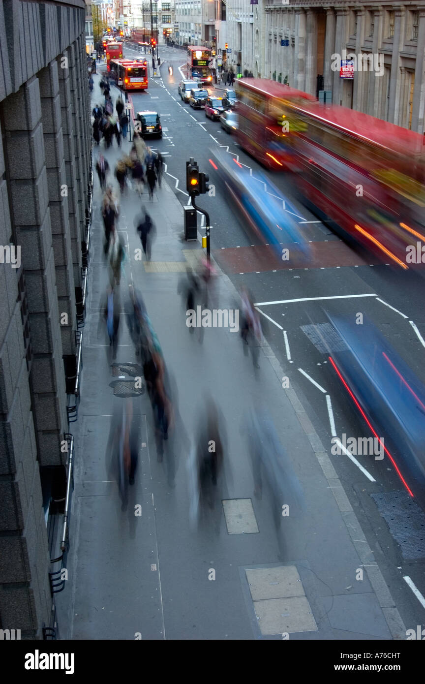 Bishopsgate in der City of London an Rush Hour, Busse und Menschen, die entlang einer viel befahrenen Autobahn oder Verkehrsstraße zu beschleunigen Stockfoto