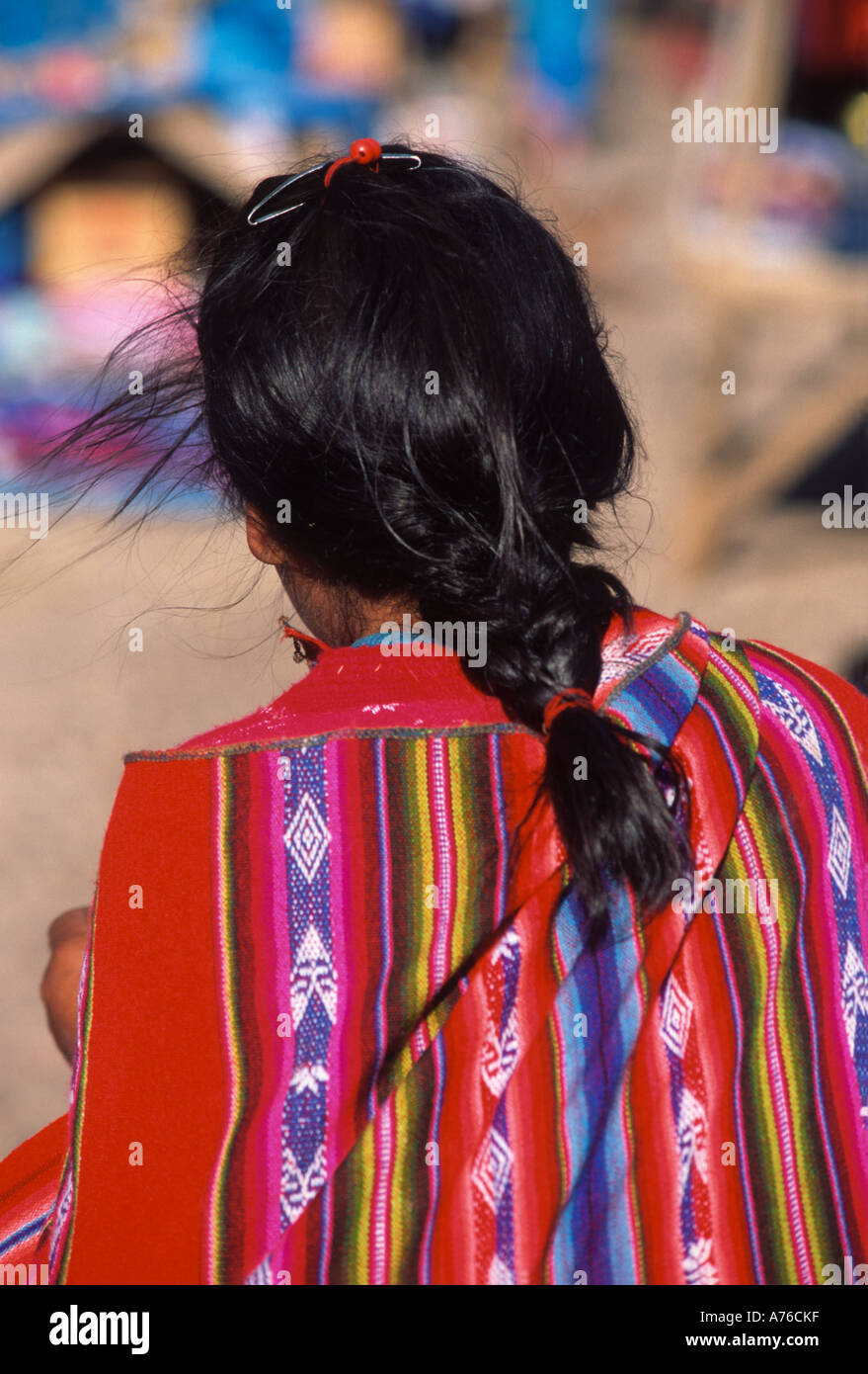 Quechua Mädchen Mädchen mit geflochtenen Haaren und bunten Trachten, in der Nähe von Cusco, Peru Stockfoto