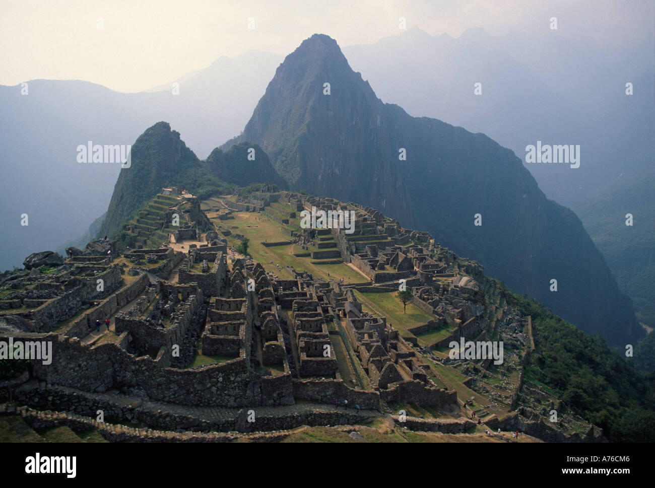 Machu Picchu mit Huaynu Picchu im frühen Morgenlicht, atemberaubende Aussicht. Stockfoto