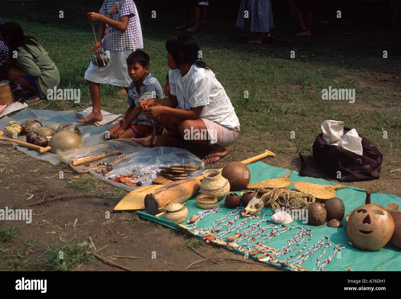 Schildkrötenpanzer, Mollusken, Schmuck, geschnitzten Paddel und Masken zum Verkauf von der lokalen Bevölkerung im Amazonasbecken Stockfoto