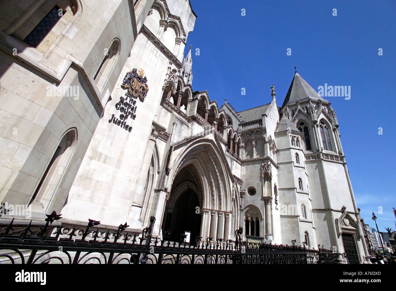 Weitwinkelaufnahme des Mains Eintritt in die Royal Courts of Justice aka Law Courts vor blauem Himmel. Stockfoto