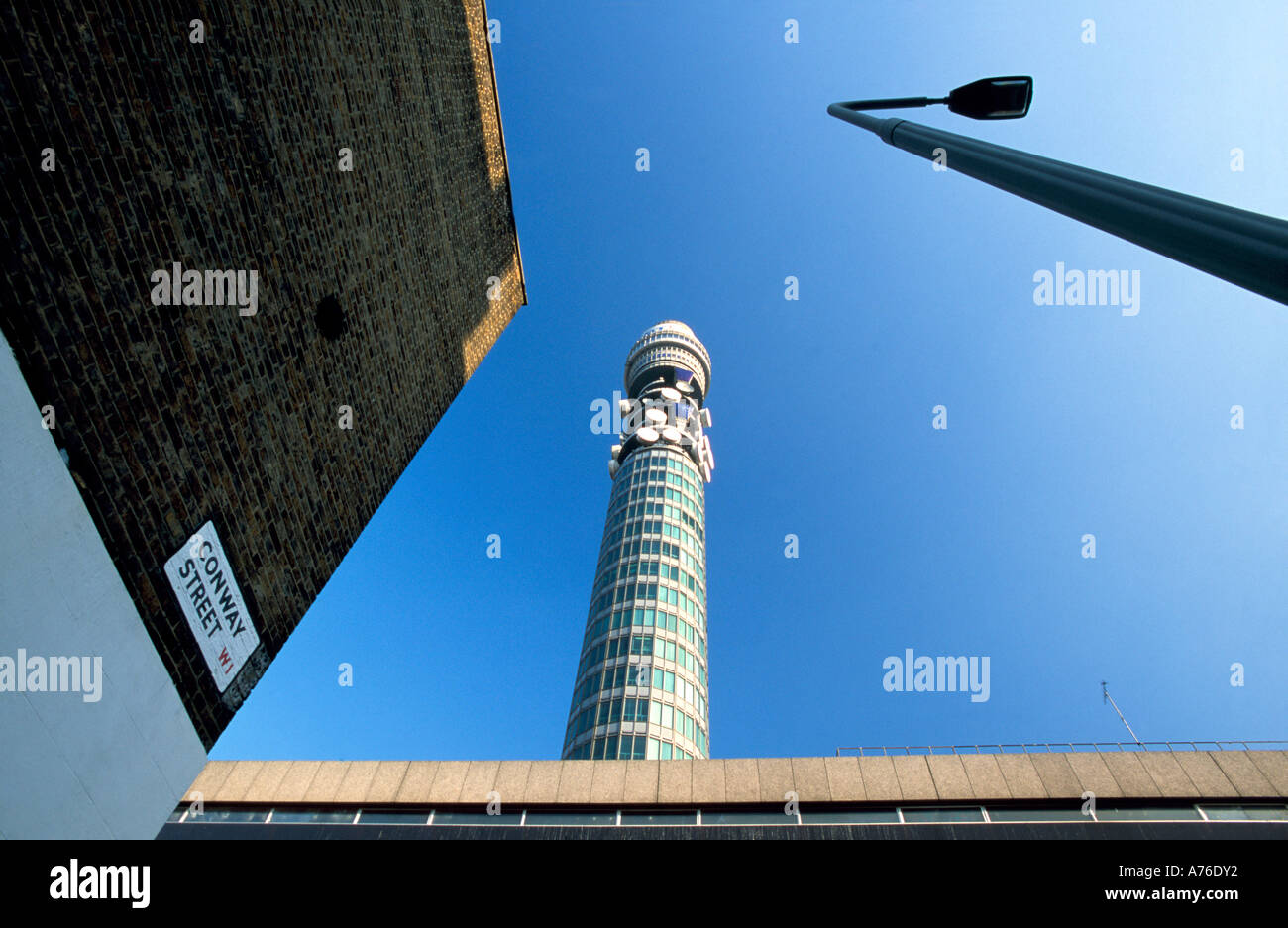 Eine abstrakte Sicht des BT-Post Office Tower vom Boden vor einem blauen Himmel. Stockfoto