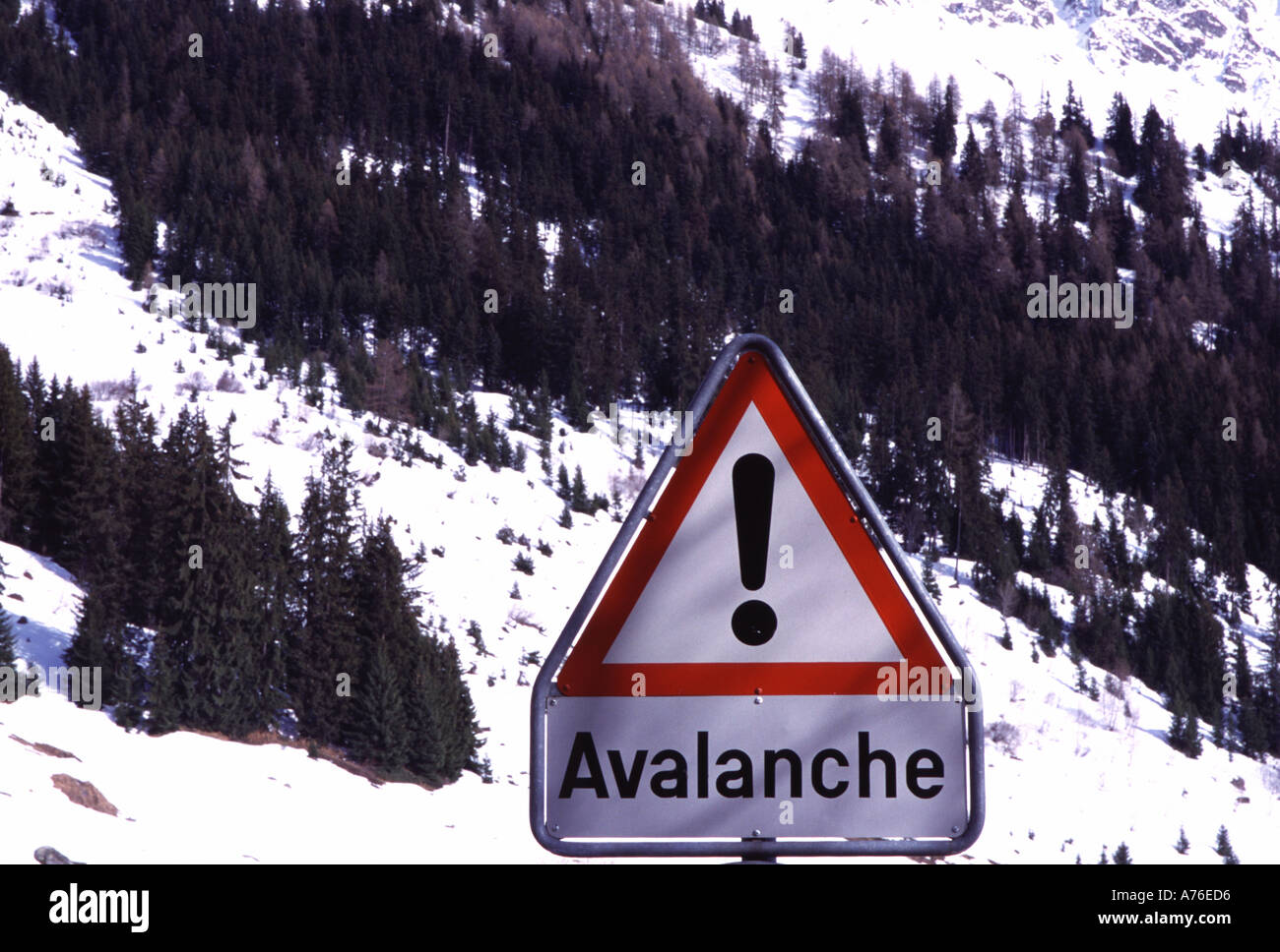 Bergwelt der Schweizer Alpen im Winter mit Lawine Zeichen Stockfoto