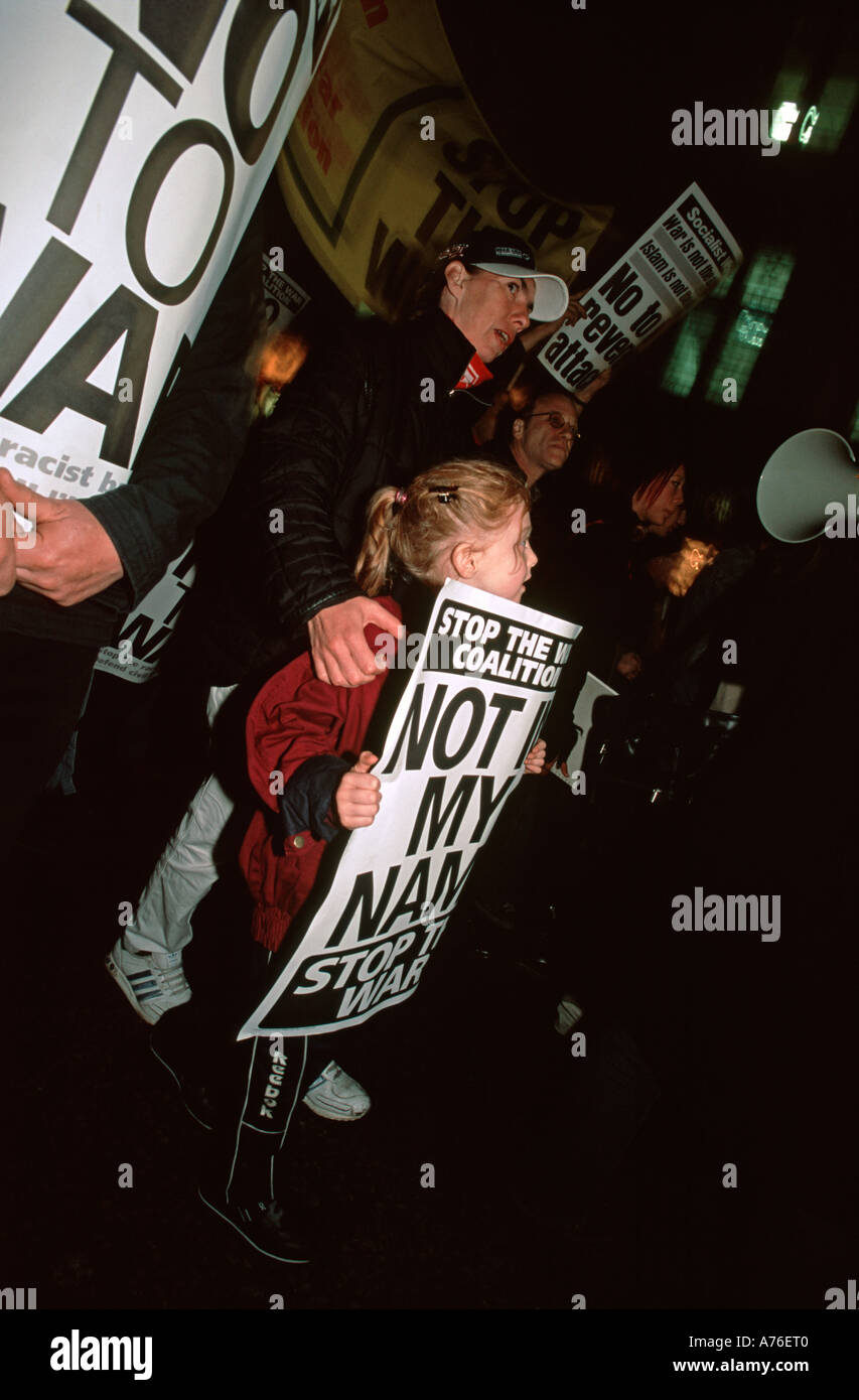 Junges Mädchen mit ihrem Vater auf einer "sagen Nein zum Krieg im Irak" Demonstration entlang Whitehall in London demonstrieren. Stockfoto