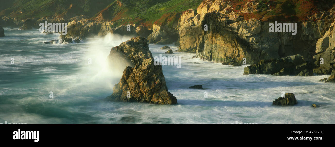 Schweren Surf und Felsen, Garrapata State Park, Big Sur Coast, Kalifornien Panorama Stockfoto