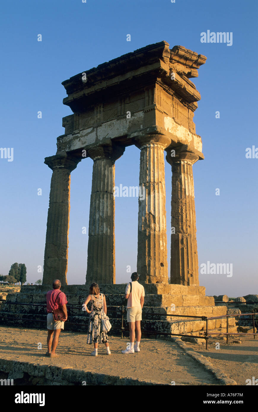 Italien, Sizilien, Agrigento, Touristen am Tempel des Castor und Pollux. Stockfoto