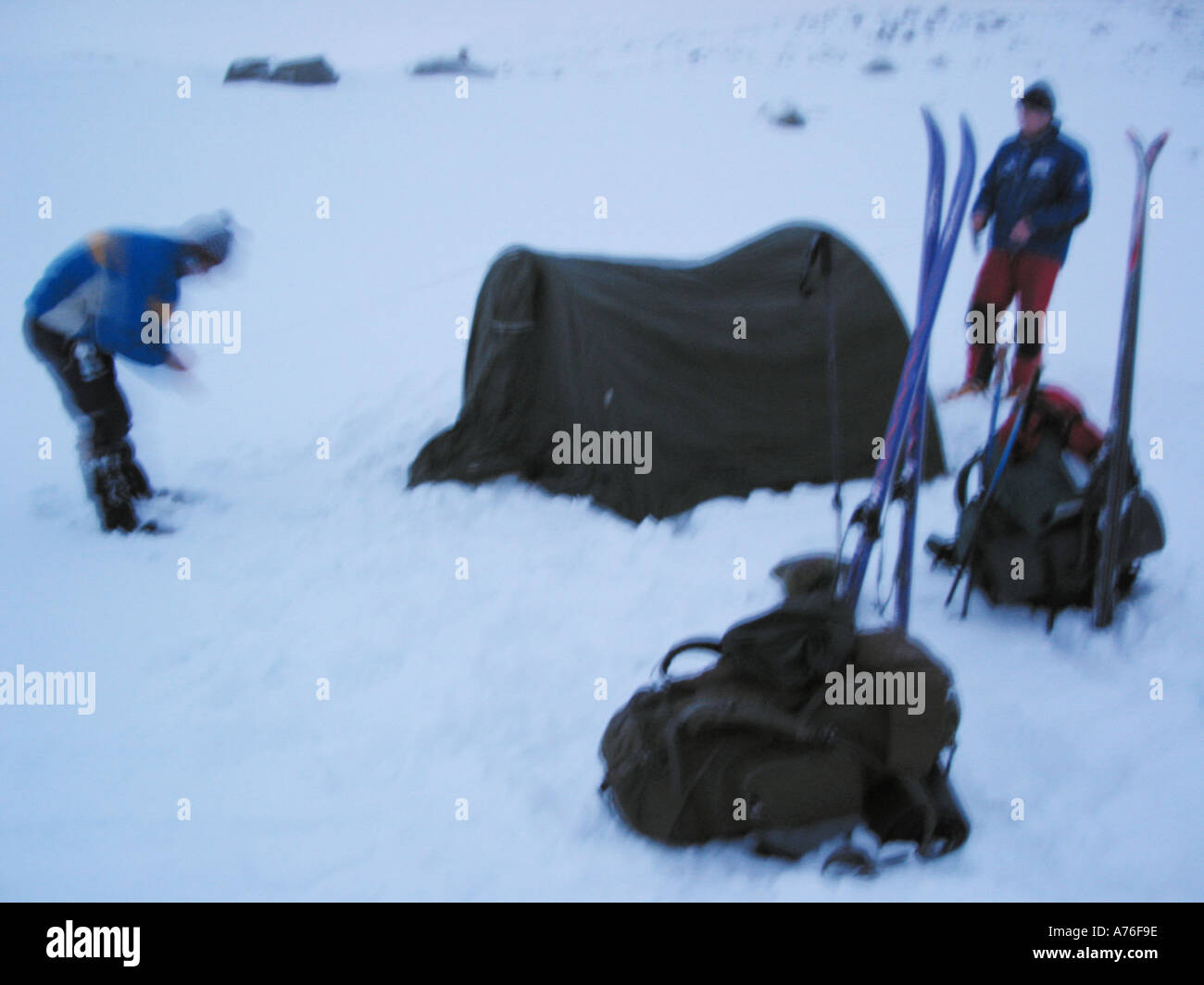 Das Aufstellen von einem Zelt im Schnee Stockfoto