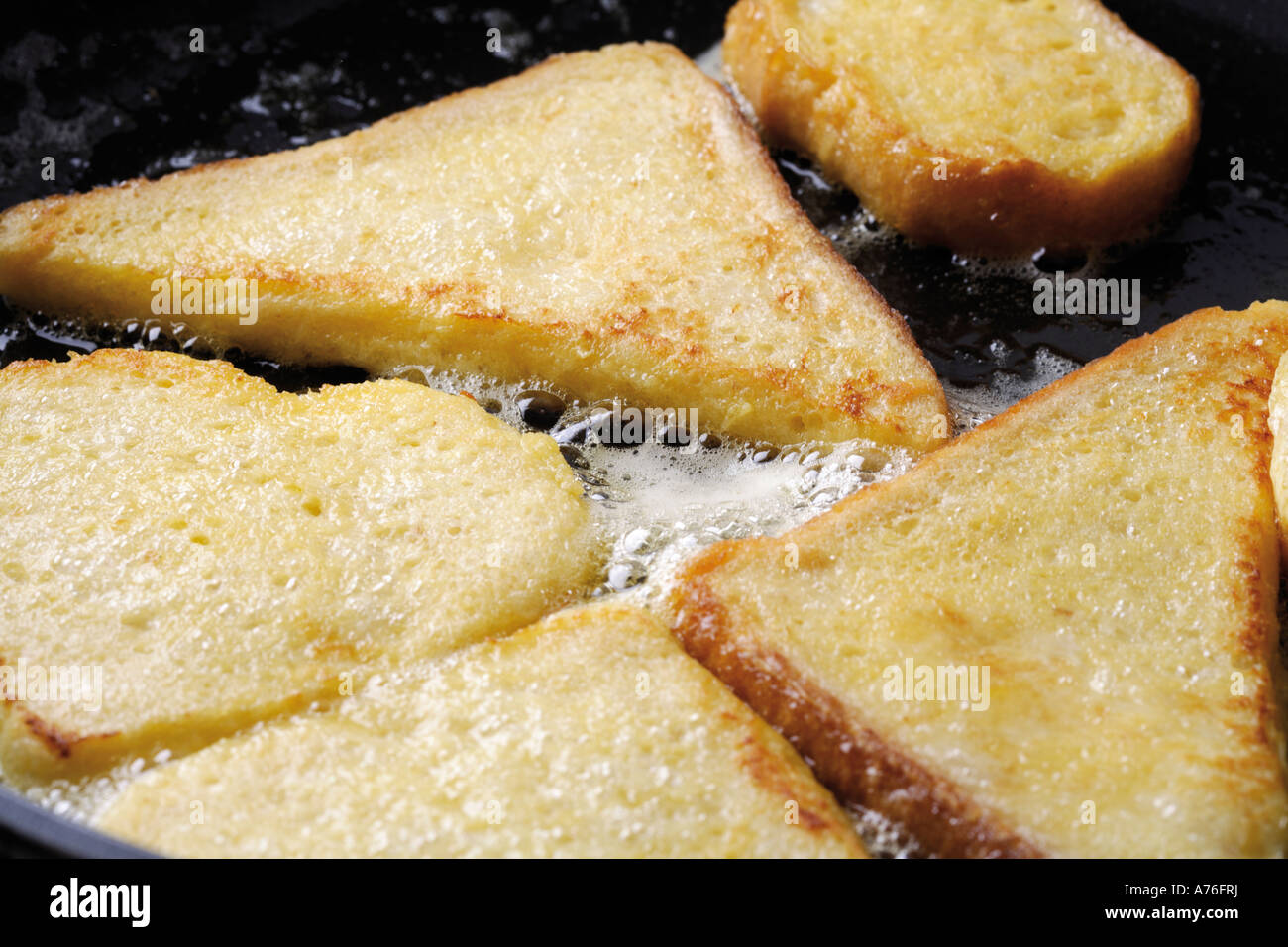 Toastscheiben in heißer Pfanne, close-up Stockfoto