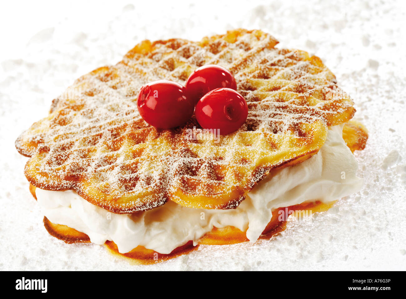 Waffel, gefüllt mit Sahne, Dekorated mit Kirschen, Nahaufnahme Stockfoto