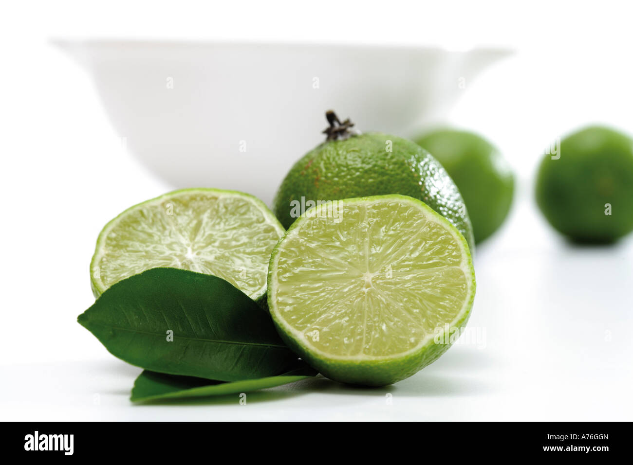 Lime Obst vor der Schüssel Stockfoto