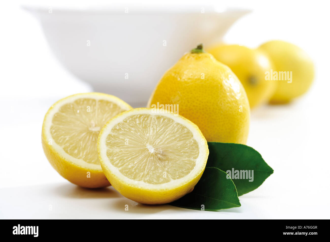 Zitronen vor Schüssel Stockfoto