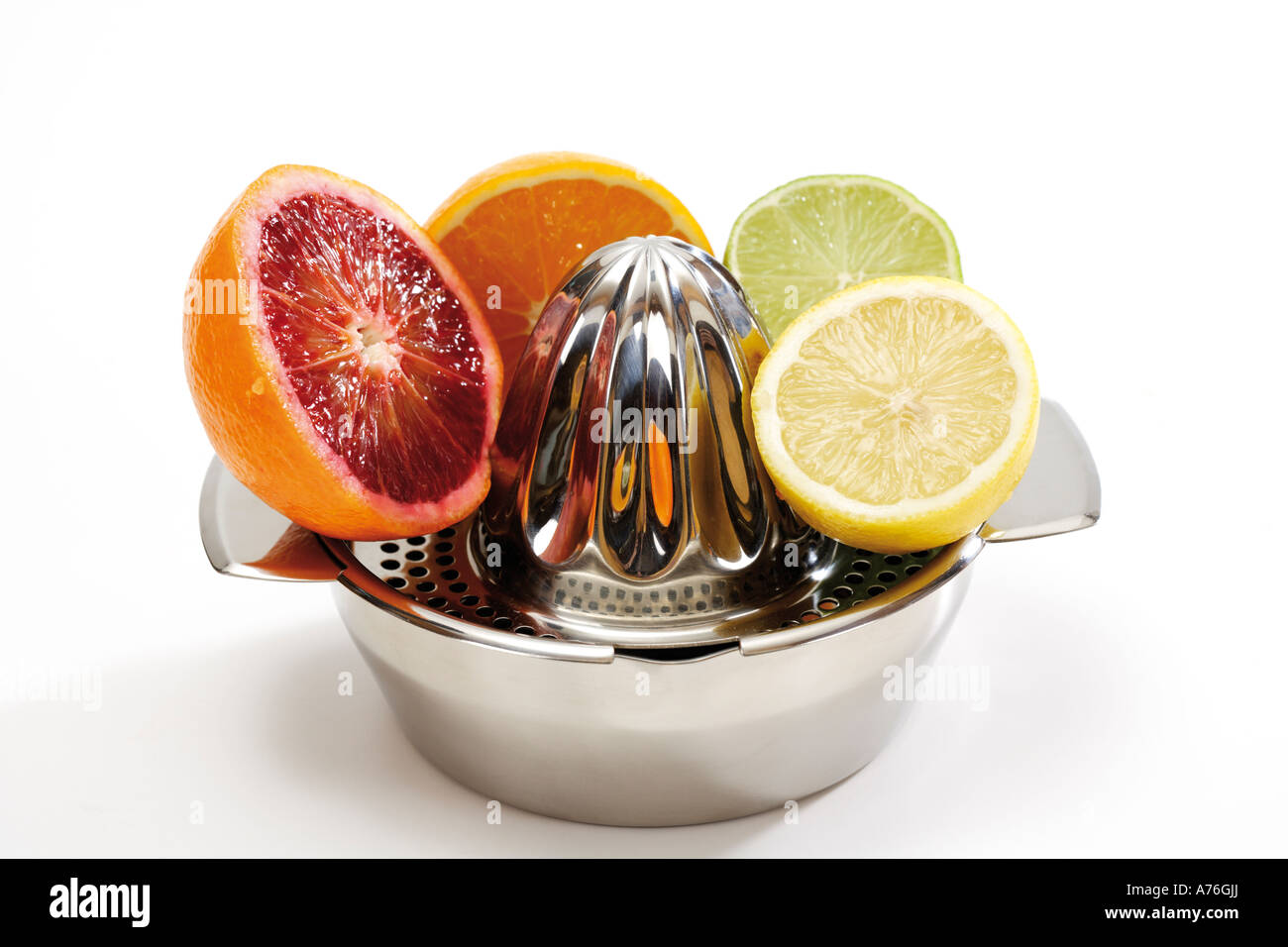 Variozs in Scheiben geschnitten Zitrusfrüchten auf Saft Saftpresse Stockfoto