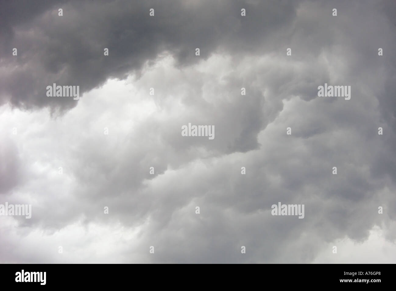 Schichten von dunklen Cumulus Sturmwolken kurz vor einem Regenguss. Stockfoto