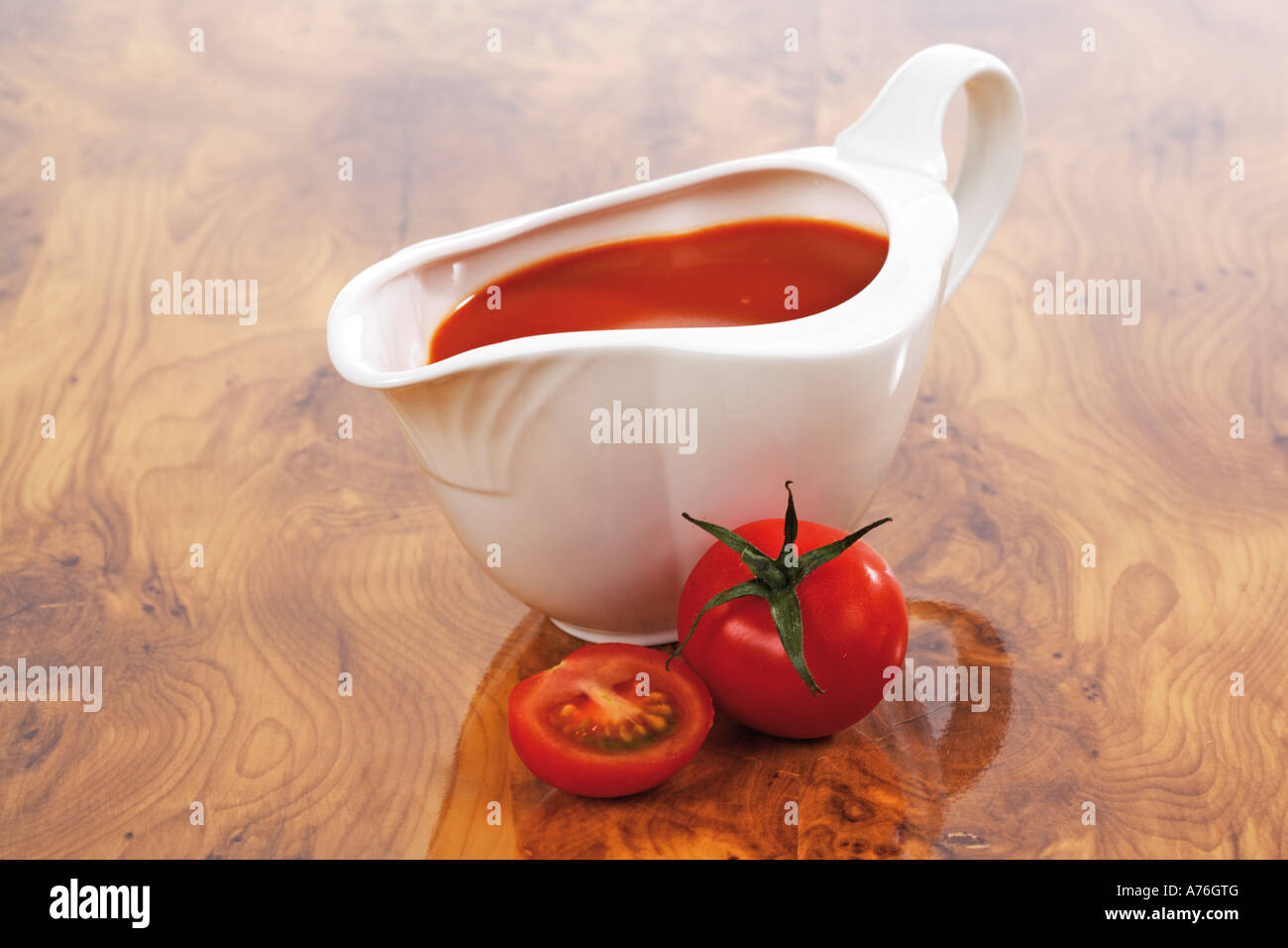 Boot-Sauce mit Tomatensauce, frische Tomaten Stockfoto