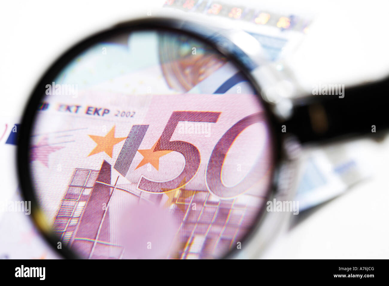 Euro-Banknoten unter die Lupe, close-up Stockfoto