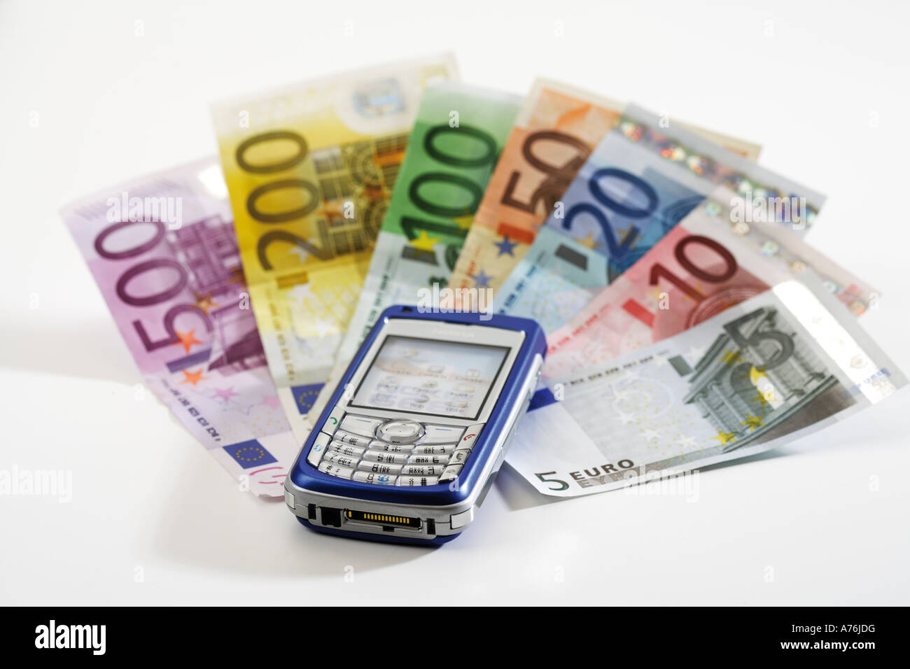 Handy auf Banknoten, Nahaufnahme Stockfoto