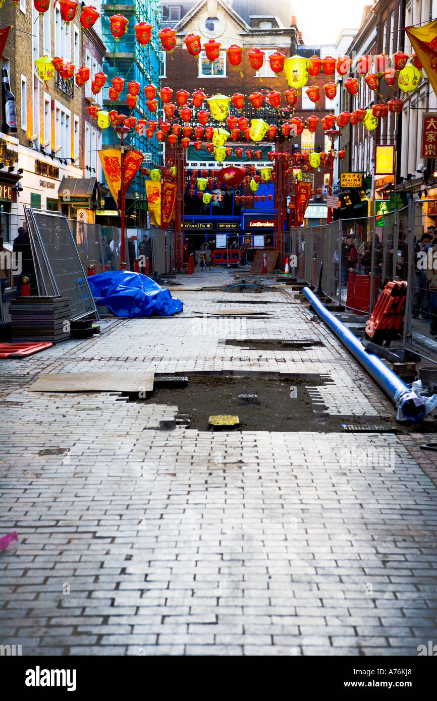 Wasserleitungen Ersatz Werke, "Gerrard Street", London mit chinesischen Neujahr Fahnen und Laternen Stockfoto