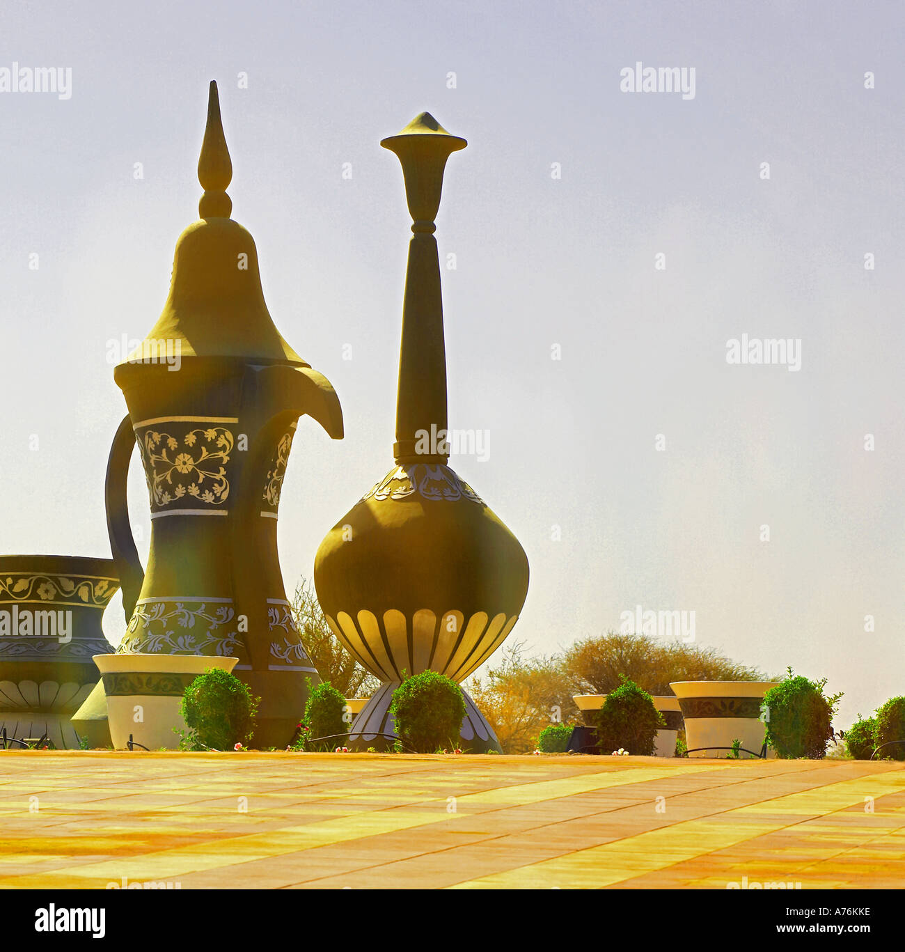 Die Kaffeekanne Kreisverkehr auf Annäherung an Al-Ain von Dubai.    Hinweis: Abgeschnitten Bild genommen von vorbeifahrenden Taxi (Al Ain) Stockfoto