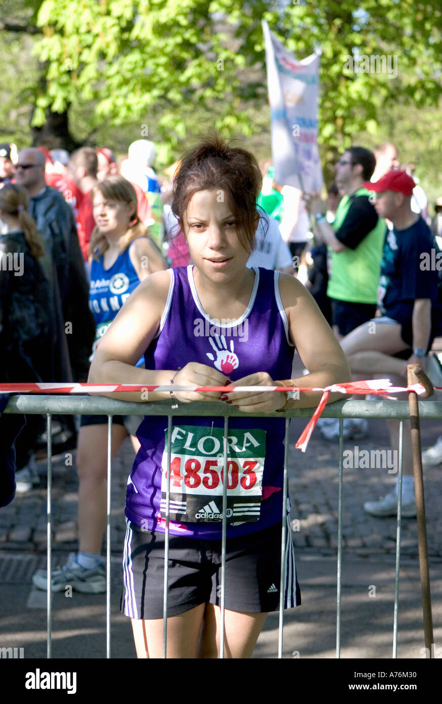 Eine Sportlerin im Greenwich Park kurz vor dem start der 2005 Flora London Marathon für nur zur redaktionellen Nutzung Stockfoto