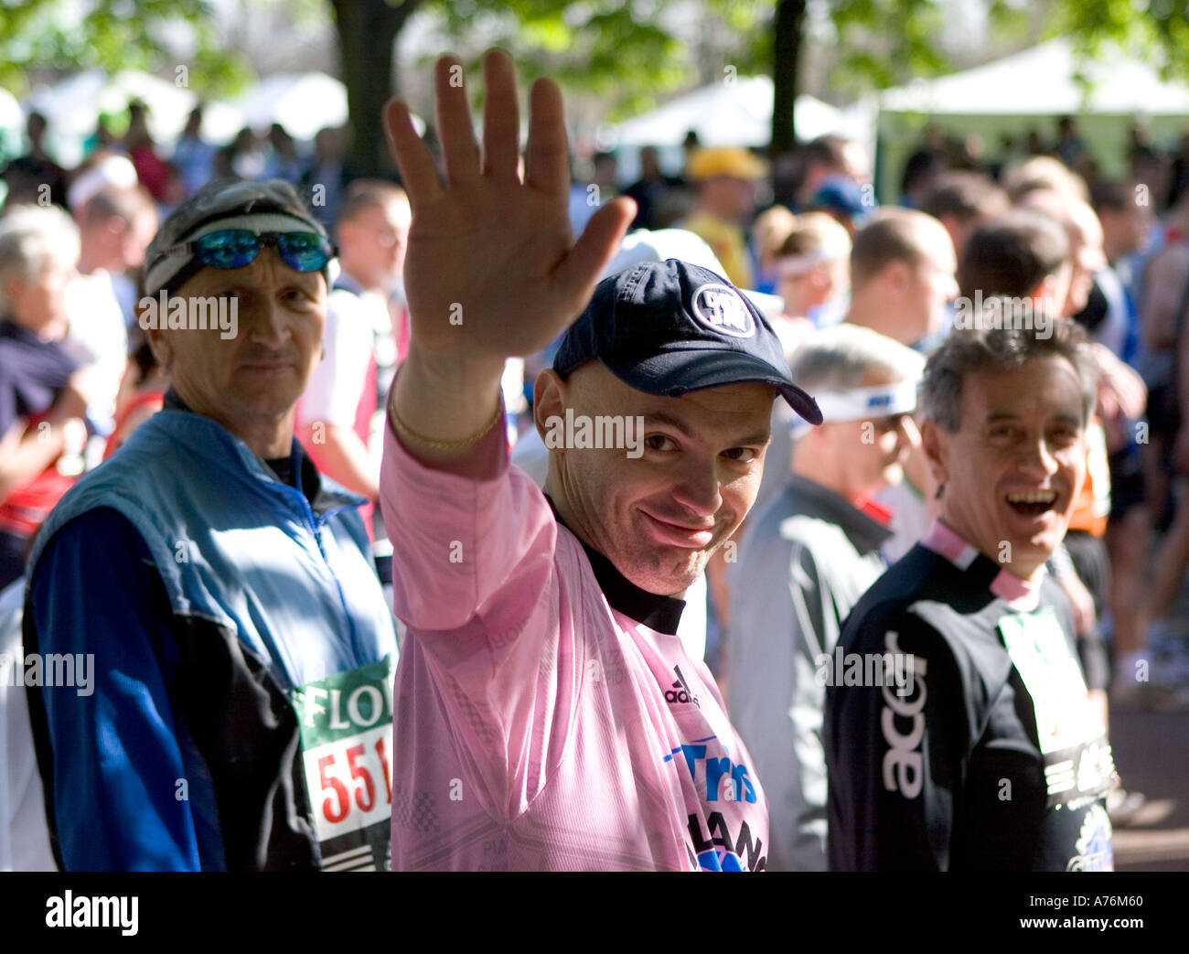 Ein männlicher Athlet im Greenwich Park mit dem Flora London-Marathon 2005 beginnen und winken in die Kamera für nur zur redaktionellen Nutzung Stockfoto