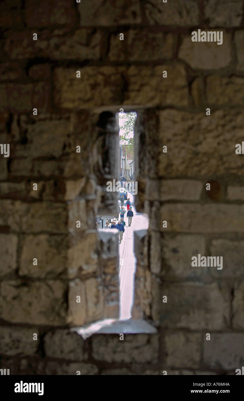Bootham, York - Blick durch eine Schießscharte im Turm mit Blick auf die nachfolgenden Käufer Stockfoto